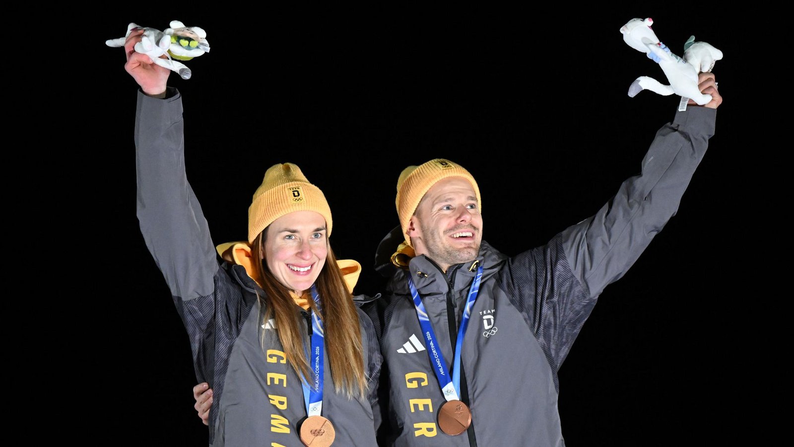 Gemeinsam holten Jacqueline Pfeifer und Christopher Grotheer Bronze als Skeleton-Team.Foto: Robert Michael/dpa Gemeinsam holten Jacqueline Pfeifer und Christopher Grotheer Bronze als Skeleton-Team.Foto: Robert Michael/dpa