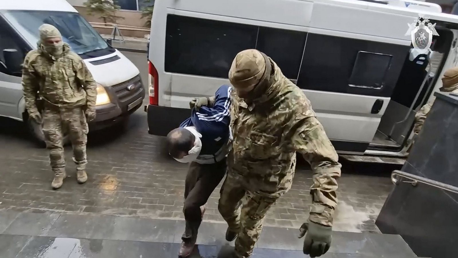 Russische Spezialkräfte führen einen mutmaßlichen IS-Terroristen in Moskau dem Gericht vor.Foto: dpa/Uncredited Russische Spezialkräfte führen einen mutmaßlichen IS-Terroristen in Moskau dem Gericht vor.Foto: dpa/Uncredited