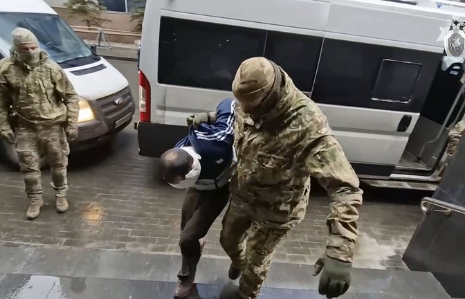 Russische Spezialkräfte führen einen mutmaßlichen IS-Terroristen in Moskau dem Gericht vor.<span class='image-autor'>Foto: dpa/Uncredited</span>