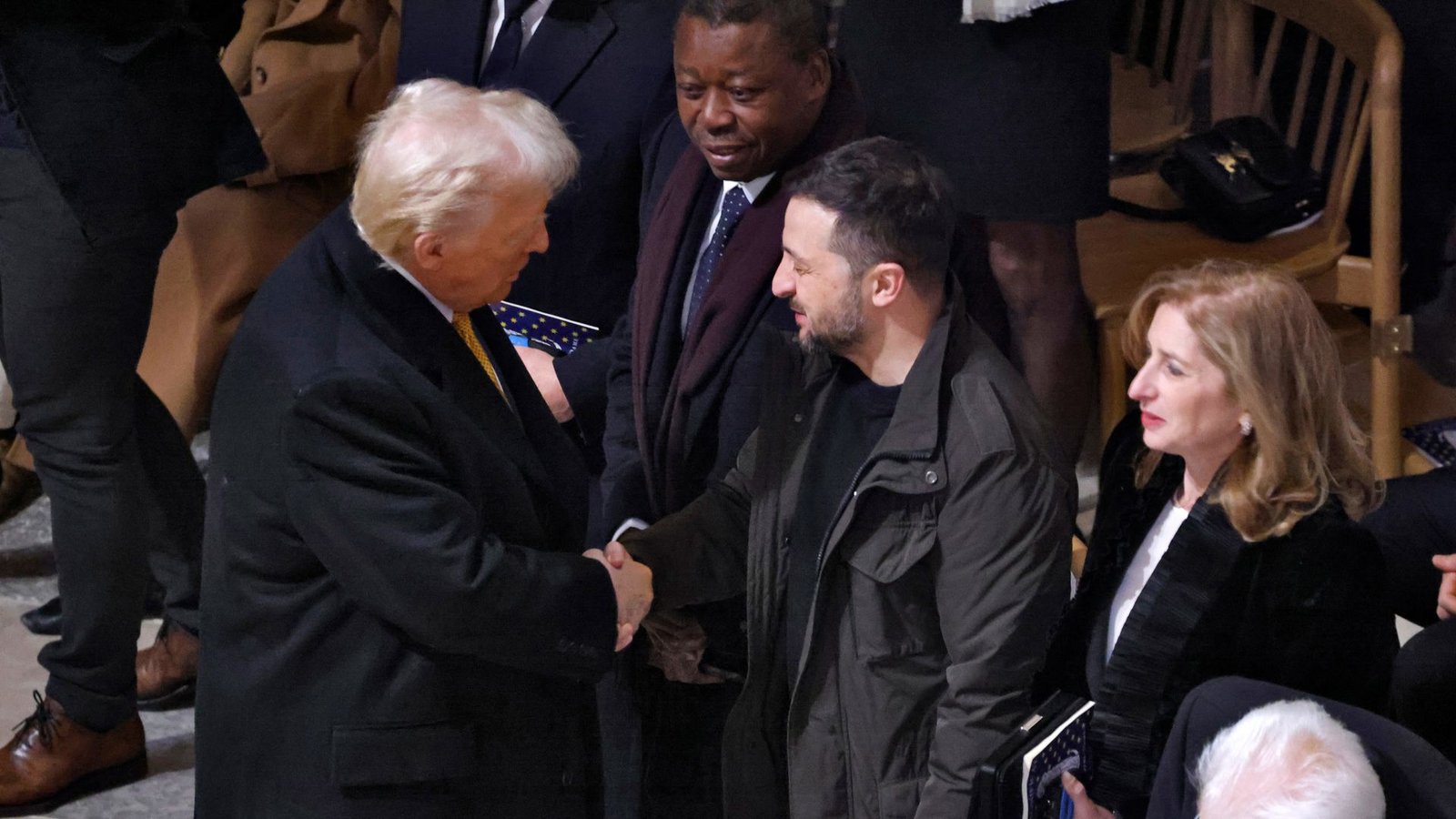 Der designierte US-Präsident Donald Trump (l) schüttelt dem ukrainischen Präsidenten Wolodymyr Selenskyj in der Kathedrale Notre Dame die Hand.Foto: dpa/Ludovic Marin Der designierte US-Präsident Donald Trump (l) schüttelt dem ukrainischen Präsidenten Wolodymyr Selenskyj in der Kathedrale Notre Dame die Hand.Foto: dpa/Ludovic Marin