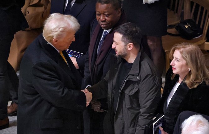 Der designierte US-Präsident Donald Trump (l) schüttelt dem ukrainischen Präsidenten Wolodymyr Selenskyj in der Kathedrale Notre Dame die Hand.<span class='image-autor'>Foto: dpa/Ludovic Marin</span>