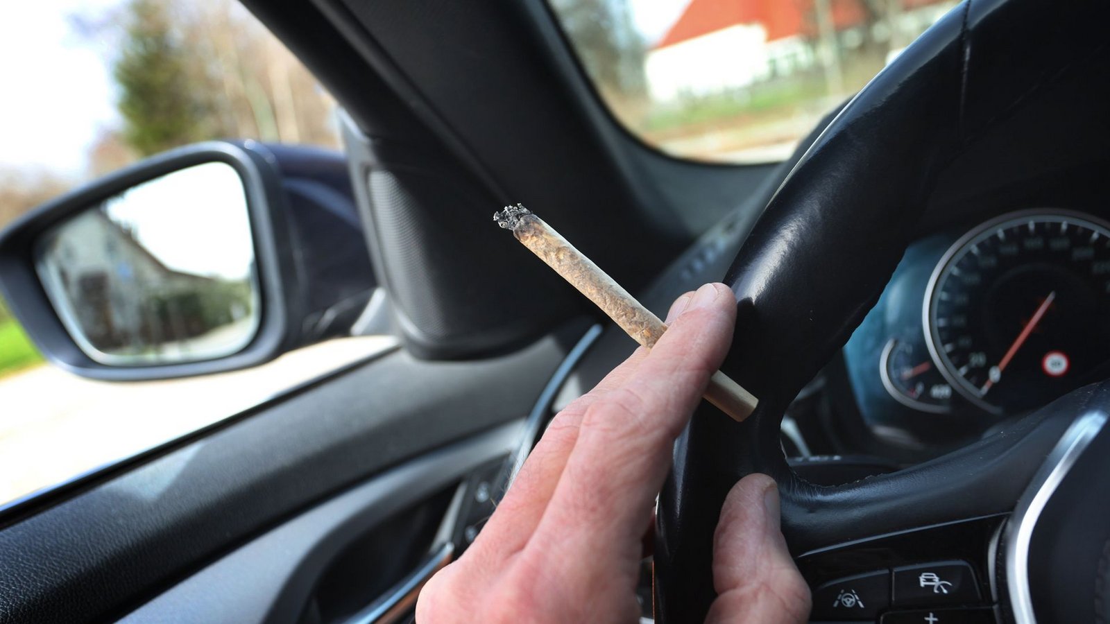 Wer Cannabis raucht und Auto fährt, riskiert nach wie vor hohe Strafen.Foto: dpa/Karl-Josef Hildenbrand Wer Cannabis raucht und Auto fährt, riskiert nach wie vor hohe Strafen.Foto: dpa/Karl-Josef Hildenbrand
