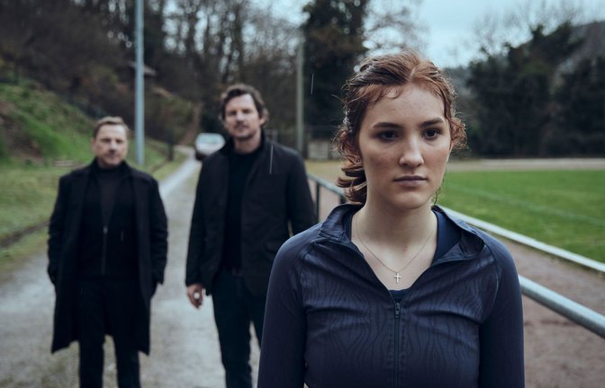 Die Dreharbeiten für den Stuttgarter Tatort fanden unter anderem in Bichishausen im Großen Lautertal statt. Der Mord an Hanna Riedle führte die Ermittler Thorsten Lannert (Richy Müller, l.) und Sebastian Bootz (Felix Klare) aufs Land.<span class='image-autor'>Foto: SWR//
Benoît Linder</span>