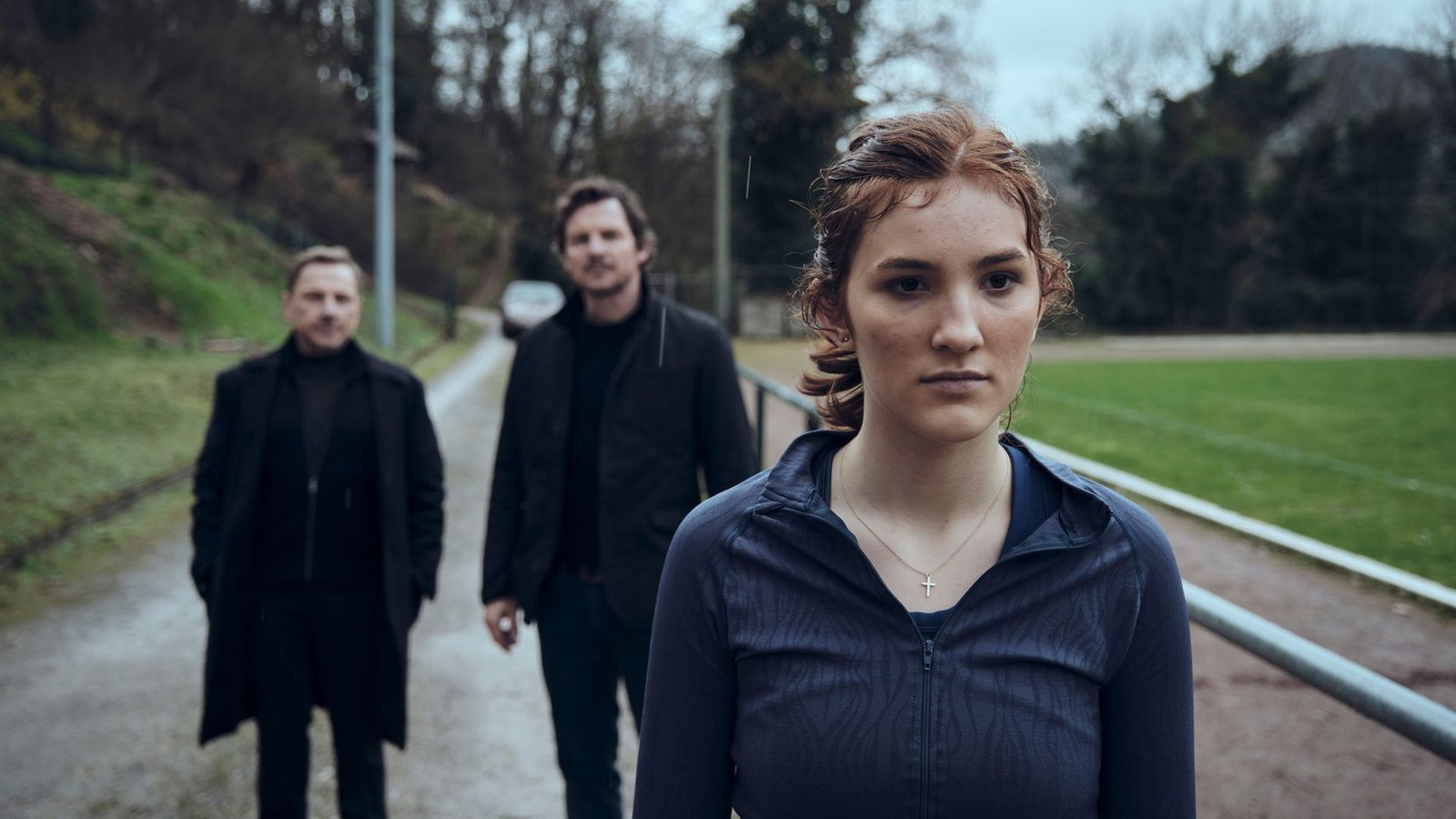 Die Dreharbeiten für den Stuttgarter Tatort fanden unter anderem in Bichishausen im Großen Lautertal statt. Der Mord an Hanna Riedle führte die Ermittler Thorsten Lannert (Richy Müller, l.) und Sebastian Bootz (Felix Klare) aufs Land.Foto: SWR//
Benoît Linder