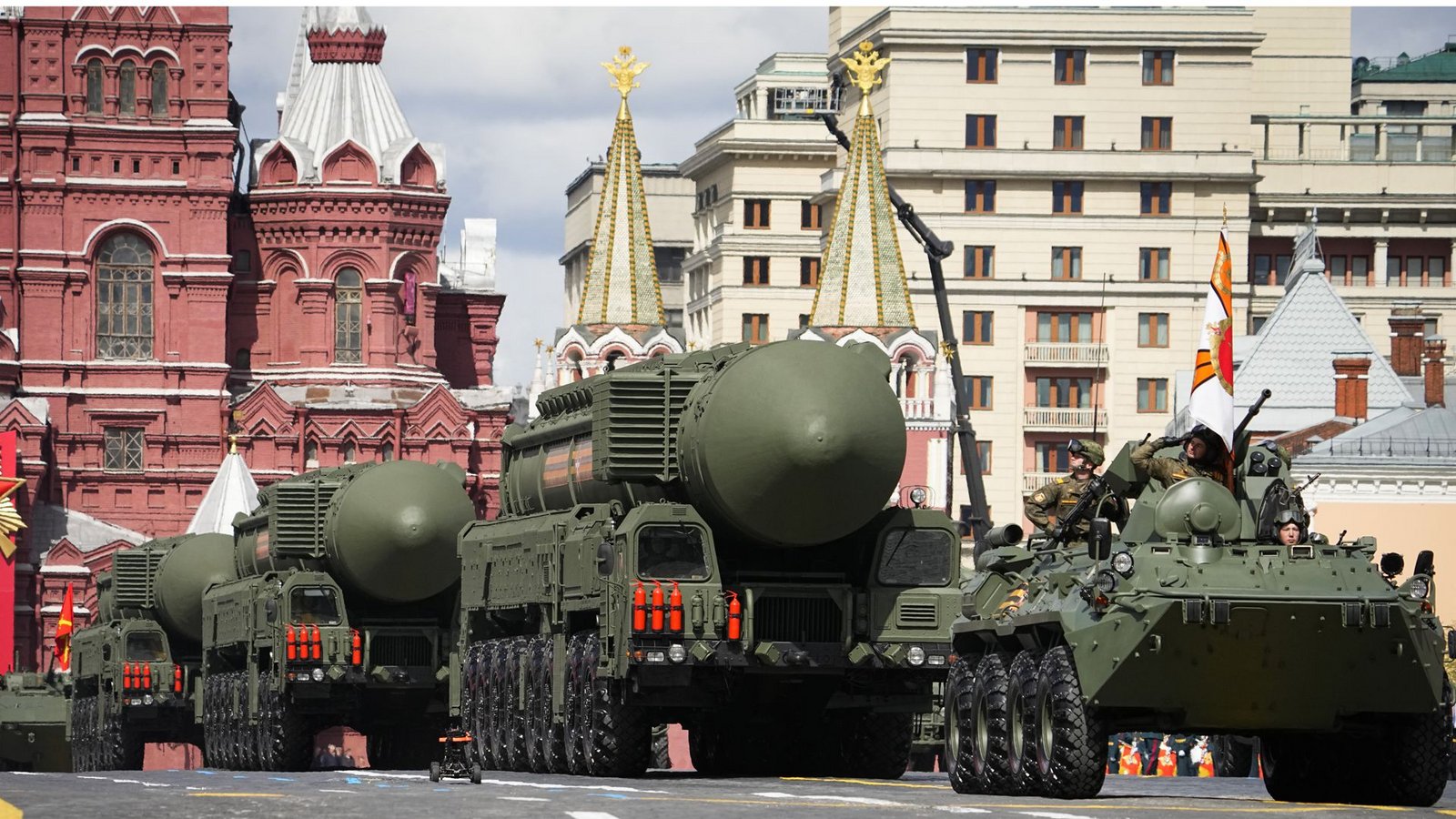 Russische ballistische RS-24 Yars-Raketen werden während der Militärparade zum „Tag des Sieges“ durch Moskau gefahren. Anlässlich des 77. Jahrestages des Endes des Zweiten Weltkriegs am 9. Mai 2022 feiert Russland – überschattet vom Krieg gegen die Ukraine – den Sieg über Hitler-Deutschland.Foto: Alexander Zemlianichenko/AP/dpa Russische ballistische RS-24 Yars-Raketen werden während der Militärparade zum „Tag des Sieges“ durch Moskau gefahren. Anlässlich des 77. Jahrestages des Endes des Zweiten Weltkriegs am 9. Mai 2022 feiert Russland – überschattet vom Krieg gegen die Ukraine – den Sieg über Hitler-Deutschland.Foto: Alexander Zemlianichenko/AP/dpa
