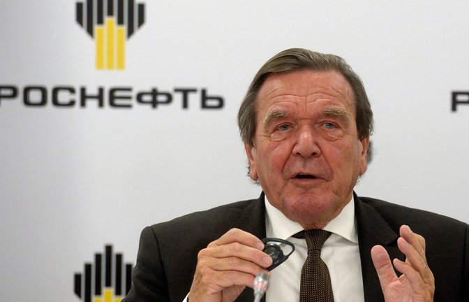 Gerhard Schröder hält unbeirrt an seinem Posten beim russischen Energiekonzern Rosneft fest. Das hat nun Folgen für den Ex-Kanzler.<span class='image-autor'>Foto: AFP/OLGA MALTSEVA</span>