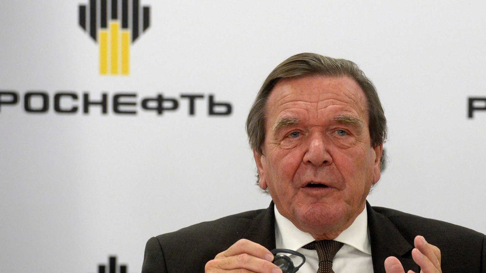 Gerhard Schröder hält unbeirrt an seinem Posten beim russischen Energiekonzern Rosneft fest. Das hat nun Folgen für den Ex-Kanzler.Foto: AFP/OLGA MALTSEVA
