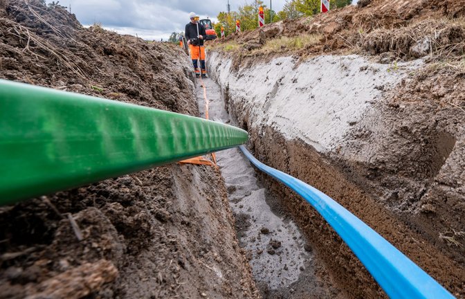 Glasfaserkabel werden in der Erde verlegt.<span class='image-autor'>Foto: picture alliance/dpa/Armin Weigel</span>