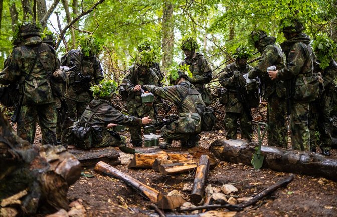 Mittagessen für die Truppe<span class='image-autor'>Foto: Christoph Schmidt/dpa</span>