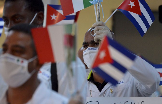 Kubanische Sanitätsbrigaden sind in vielen Ländern der Karibik im Einsatz.<span class='image-autor'>Foto: Yamil Lage/AFP/AP/dpa</span>