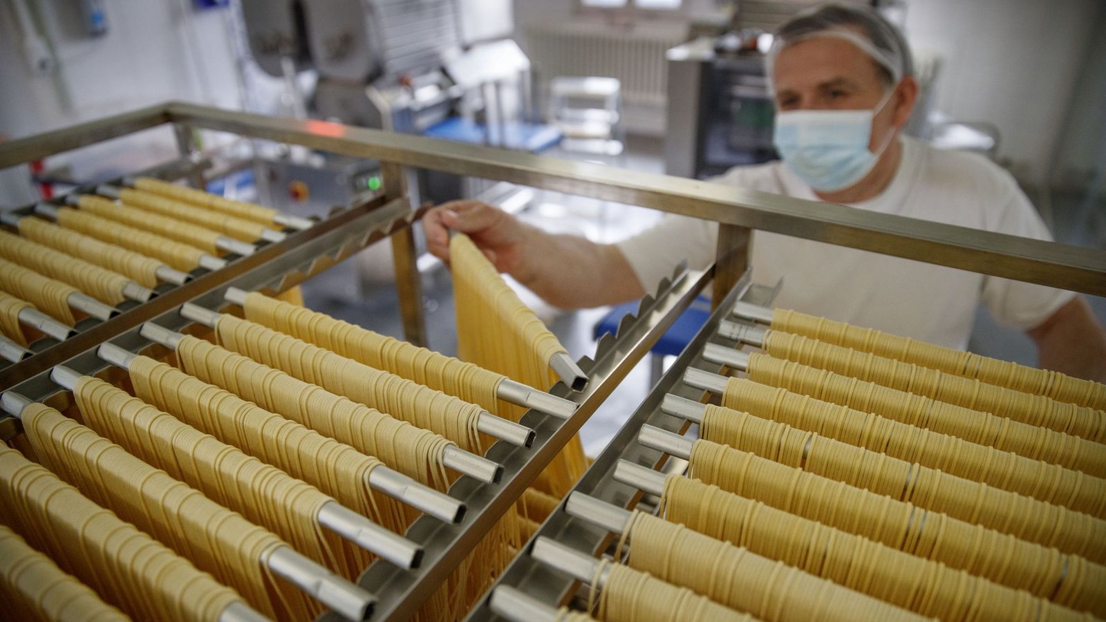 In einige Baracken des Alten Lagers sind Manufakturen eingezogen, in denen Nudeln hergestellt oder Kleidung oder Kaffee verkauft werden. Auch Übernachtungsmöglichkeiten, Gaststätten und Locations für Hochzeiten und andere Events gibt es dort.Foto: Gottfried Stoppel