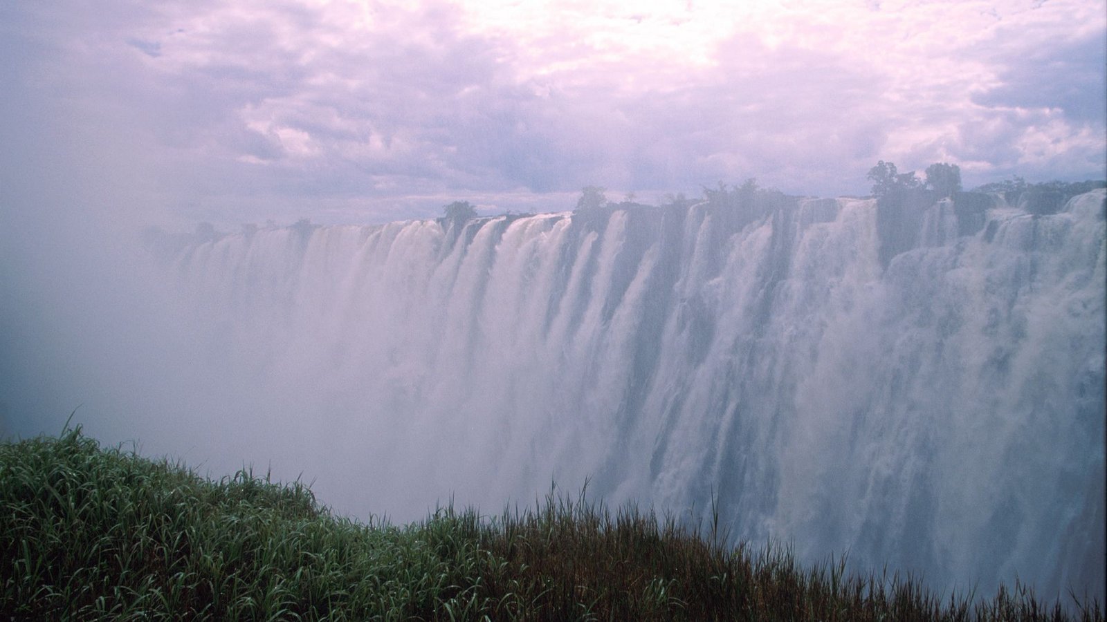 Die Victoriafälle am Sambesi zwischen den Grenzstädten Victoria Falls in Simbabwe und Livingstone in Sambia: Zum Ende der Regenzeit im Februar und März schießen bis zu 10 000 Kubikmeter Wasser pro Sekunde über den Nordrand der Schlucht in die Tiefe.Foto: Imago/Pond5 Images Die Victoriafälle am Sambesi zwischen den Grenzstädten Victoria Falls in Simbabwe und Livingstone in Sambia: Zum Ende der Regenzeit im Februar und März schießen bis zu 10 000 Kubikmeter Wasser pro Sekunde über den Nordrand der Schlucht in die Tiefe.Foto: Imago/Pond5 Images