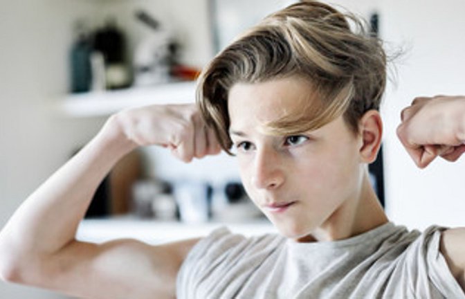 Jugendliche versuchen mit speziellen Nahrungsergänzungsmitteln den Muskelaufbau zu fördern. Dabei sind gerade Kinder und Jugendliche hierzulande  sehr gut mit  Proteinen versorgt.<span class='image-autor'>Foto: adobe.stock/James Ross Photography/Stocksy</span>