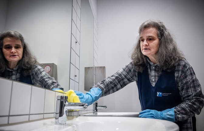Der Staat zwingt Witwen zum Putzen – und erhöht die Sozialbeiträge massiv (Symbolbild).<span class='image-autor'>Foto: IMAGO/Funke Foto Services</span>