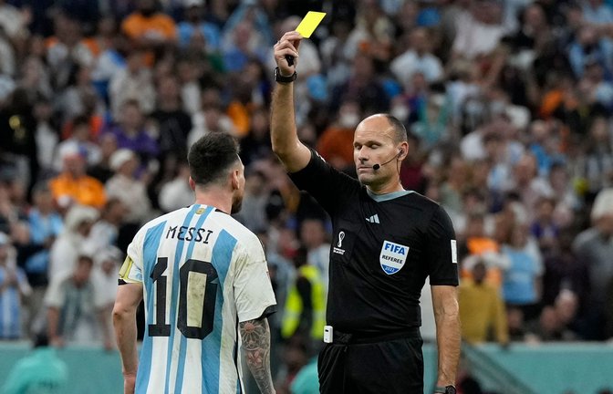 Weniger Gefahr für eine Gelbsperre: Hier wird Argentiniens Lionel Messi (l) bei der WM 2022 von Schiedsrichter Antonio Mateu Lahoz verwarnt. (Archivbild)<span class='image-autor'>Foto: Ricardo Mazalan/AP/dpa</span>
