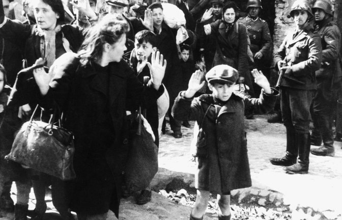 Himmlers Opfer: Als Foto des Jungen aus dem Warschauer Ghetto wird diese Schwarzweiß-Aufnahme bezeichnet, die zu den bekanntesten fotografischen Darstellungen des Holocausts zählt. Sie entstand wahrscheinlich im April oder Mai 1943 während des Aufstands im Warschauer Ghetto.<span class='image-autor'>Foto: Imago/AGB Photo</span>