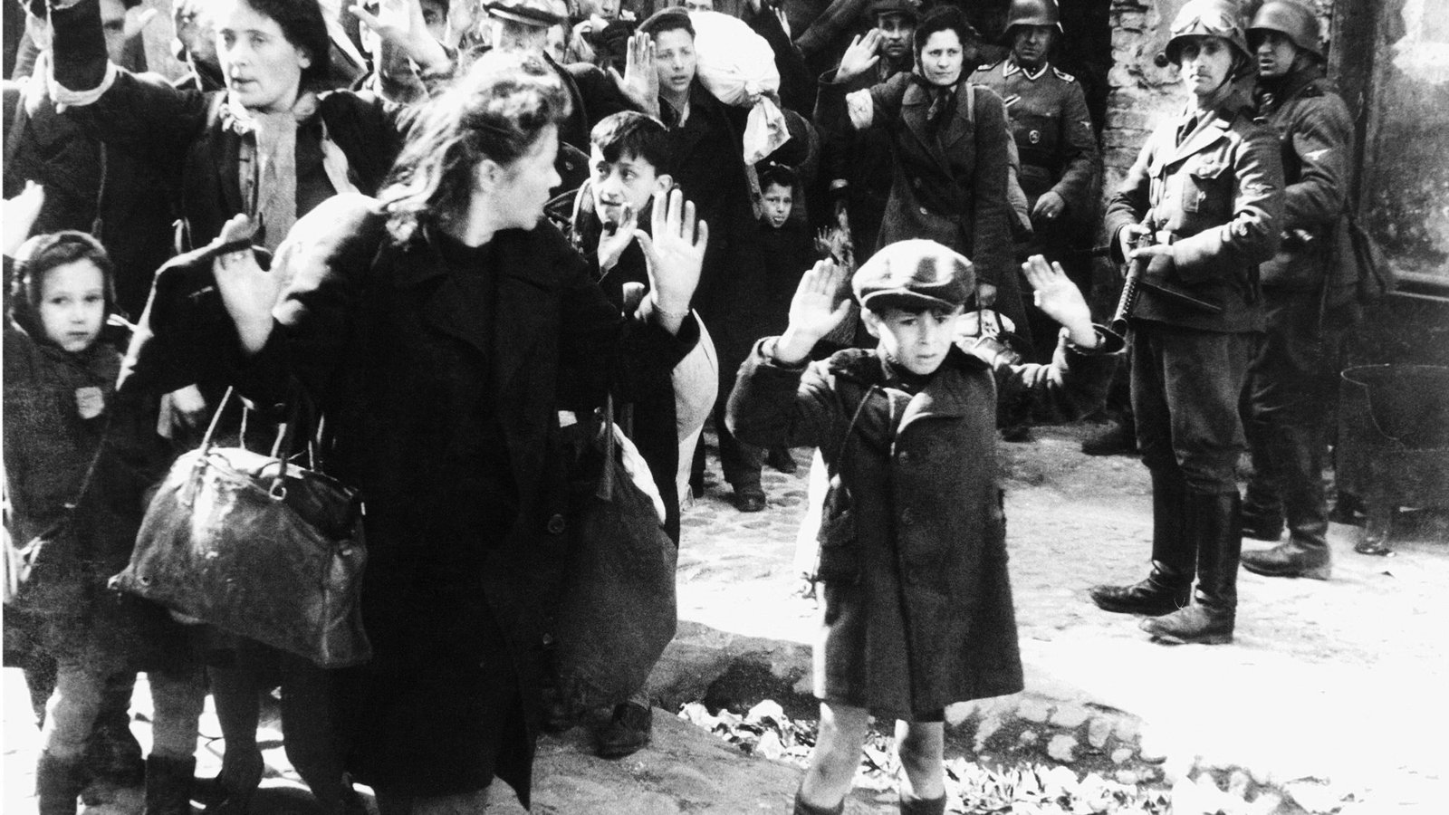 Himmlers Opfer: Als Foto des Jungen aus dem Warschauer Ghetto wird diese Schwarzweiß-Aufnahme bezeichnet, die zu den bekanntesten fotografischen Darstellungen des Holocausts zählt. Sie entstand wahrscheinlich im April oder Mai 1943 während des Aufstands im Warschauer Ghetto.Foto: Imago/AGB Photo