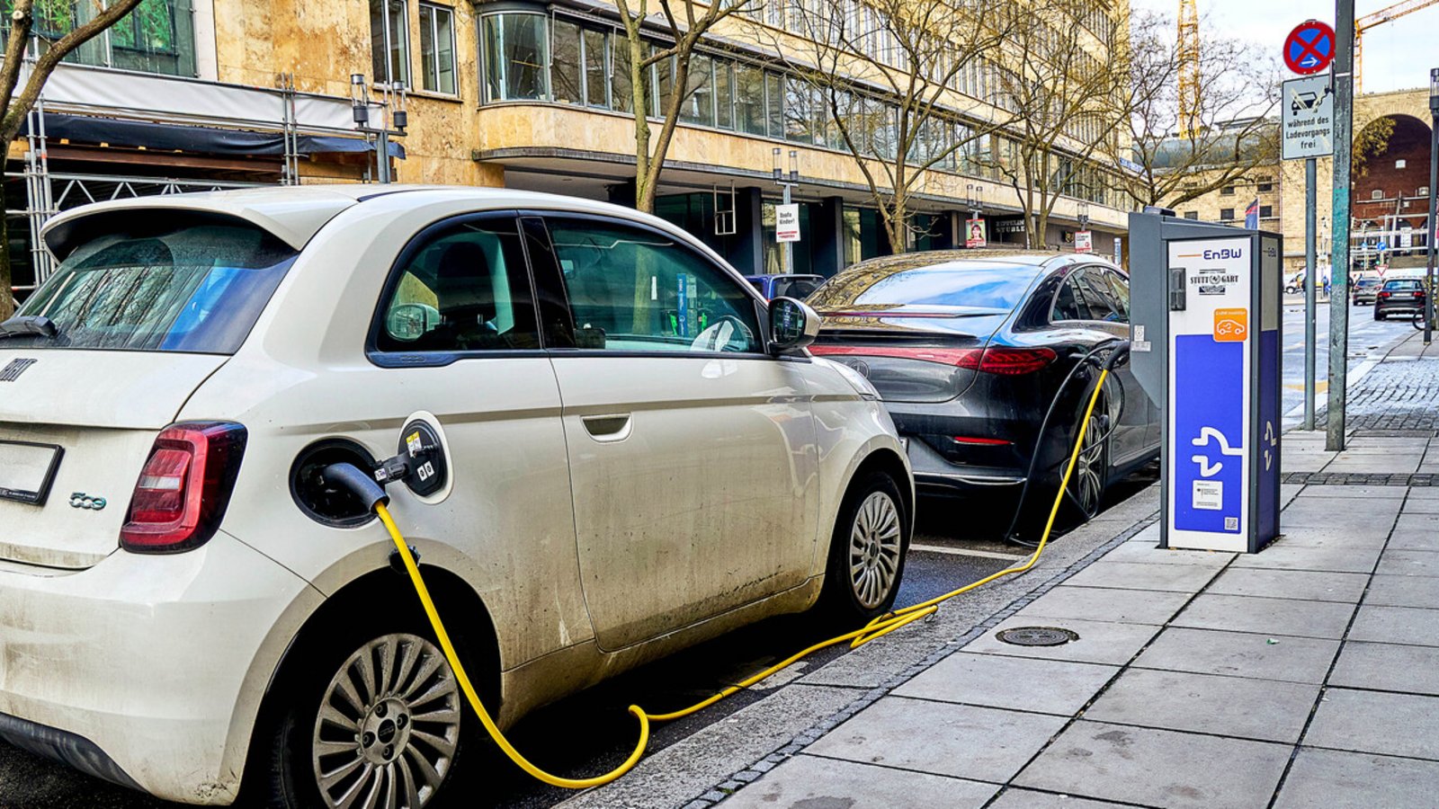 Ladesäulen gehören in Stuttgart inzwischen überall zum Stadtbild.Foto: imago/Bihlmayerfotografie