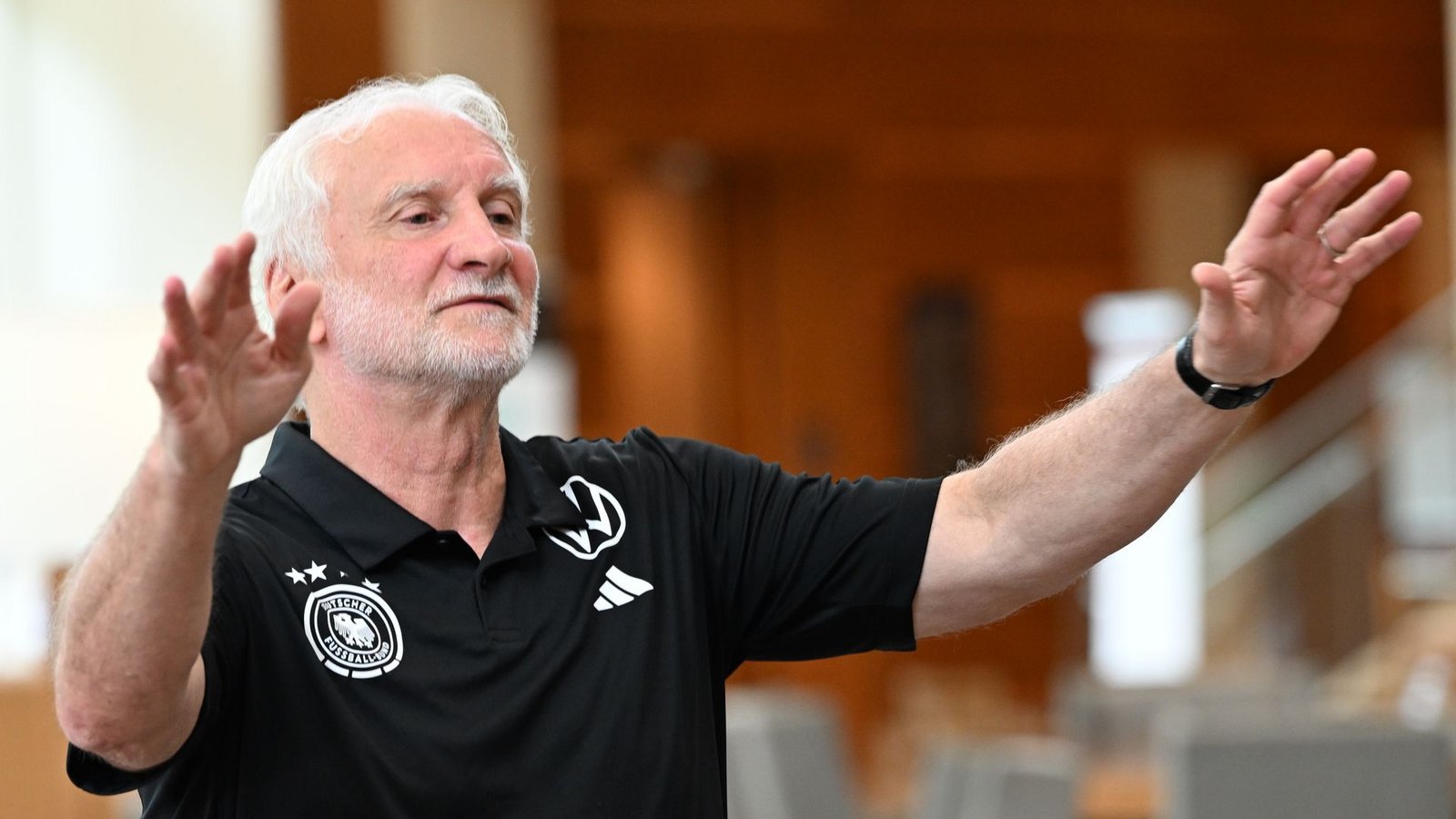 Rudi Völler zerstreut vor dem ersten K.-o-Spiel die Zweifel am Erfolg der DFB-Elf.Foto: Federico Gambarini/dpa