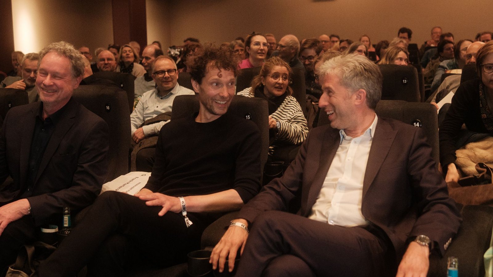 Der Protagonist des Films mit dem Titel „Der Palmer Komplex“ nimmt Platz neben Filmemacher Frank Marten Pfeiffer, der den Tübinger OB mehr als drei Jahre immer wieder mit der Kamera begleitet hat.Foto: SWR/Markus Palmer Der Protagonist des Films mit dem Titel „Der Palmer Komplex“ nimmt Platz neben Filmemacher Frank Marten Pfeiffer, der den Tübinger OB mehr als drei Jahre immer wieder mit der Kamera begleitet hat.Foto: SWR/Markus Palmer