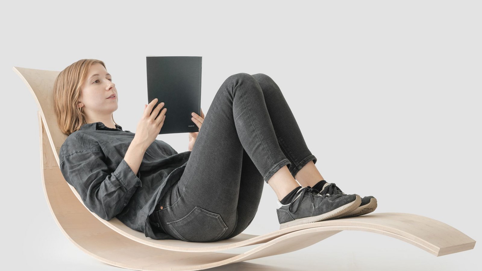 Eine Chaiselongue mit Schaukeleffekt: Die Holzteile finden beim Trocknen ihre Form – ganz von selbst, aber nicht ohne Hightech.Foto: /ICD Universität Stuttgart Eine Chaiselongue mit Schaukeleffekt: Die Holzteile finden beim Trocknen ihre Form – ganz von selbst, aber nicht ohne Hightech.Foto: /ICD Universität Stuttgart