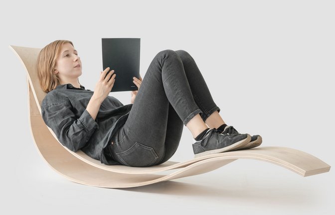 Eine Chaiselongue mit Schaukeleffekt: Die Holzteile finden beim Trocknen  ihre Form – ganz von selbst, aber nicht ohne Hightech.<span class='image-autor'>Foto: /ICD Universität Stuttgart</span>