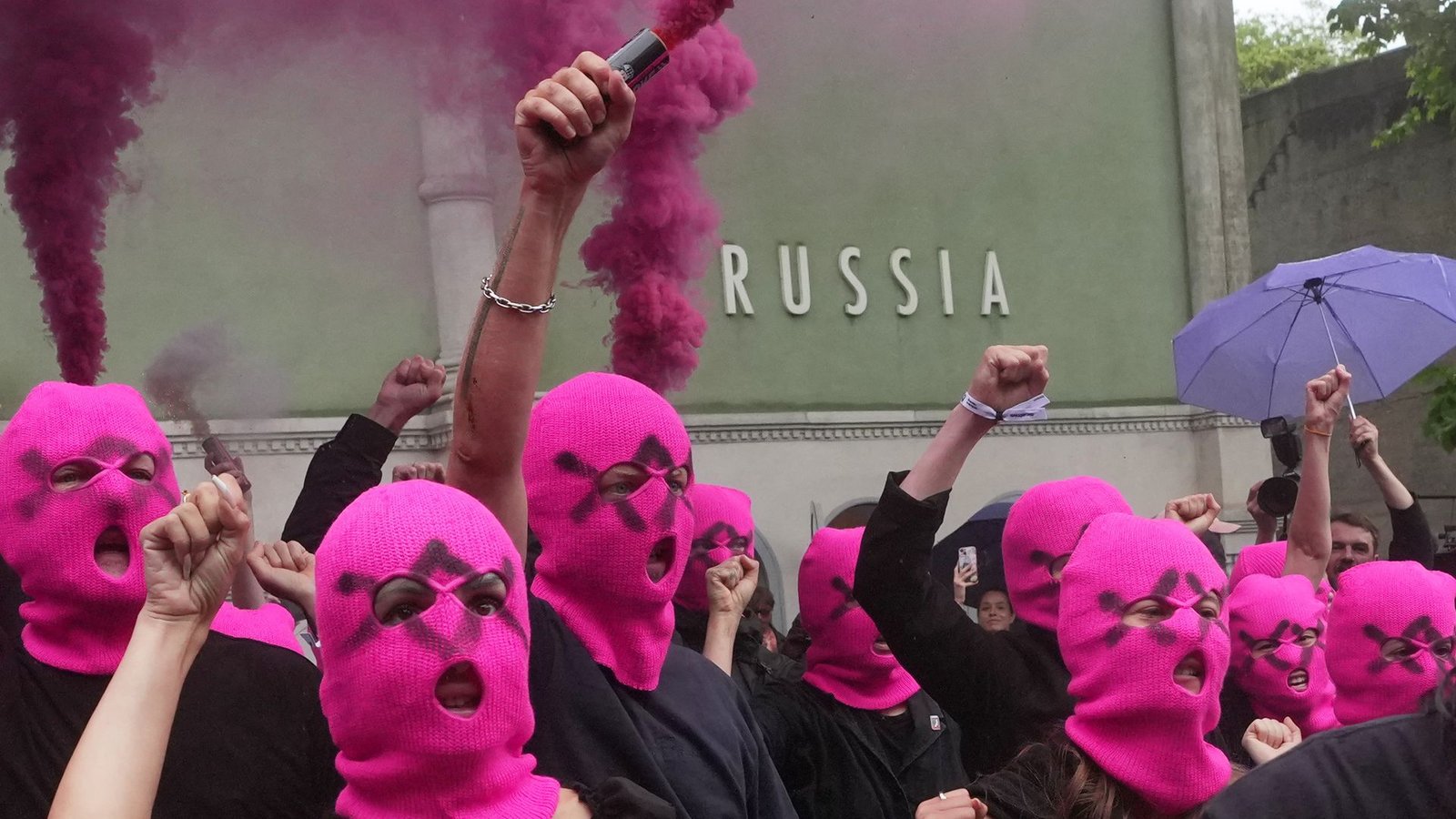 Mit farbigen Rauchbomben protestierte das russische Künstlerkollektiv Pussy Riot vor dem russischen Pavillon in Venedig.Foto: Luca Bruno/AP/dpa Mit farbigen Rauchbomben protestierte das russische Künstlerkollektiv Pussy Riot vor dem russischen Pavillon in Venedig.Foto: Luca Bruno/AP/dpa