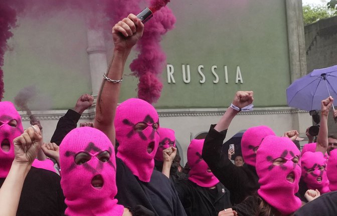 Mit farbigen Rauchbomben protestierte das russische Künstlerkollektiv Pussy Riot vor dem russischen Pavillon in Venedig.<span class='image-autor'>Foto: Luca Bruno/AP/dpa</span>