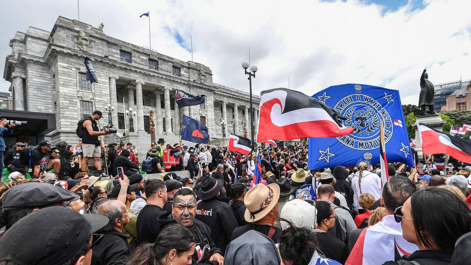 Mitglieder der Maori und weitere Unterstützer demonstrieren vor dem Parlament in Wellington.Foto: AFP/SANKA VIDANAGAMA