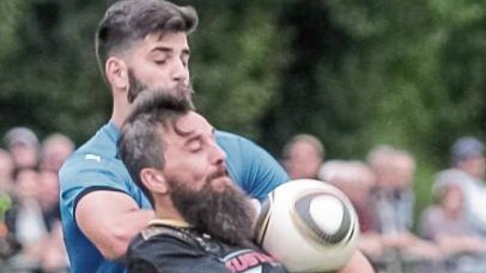 Kleinsachsenheims Jens Bayerdörfer kommt vor Cosmiano Ciccarese an den Ball.  Foto: Simecek