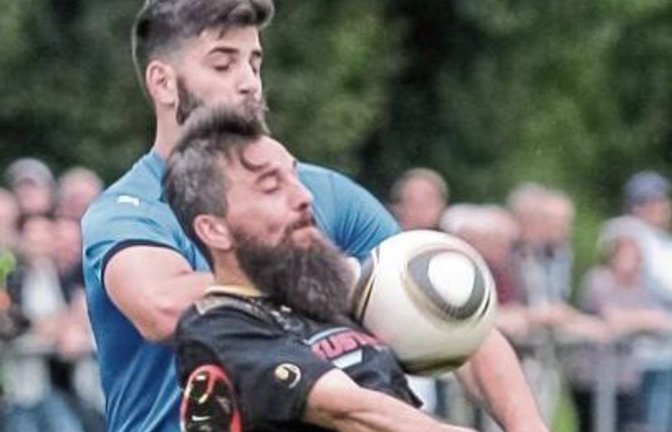 Kleinsachsenheims Jens Bayerdörfer kommt vor Cosmiano Ciccarese an den Ball.  Foto: Simecek