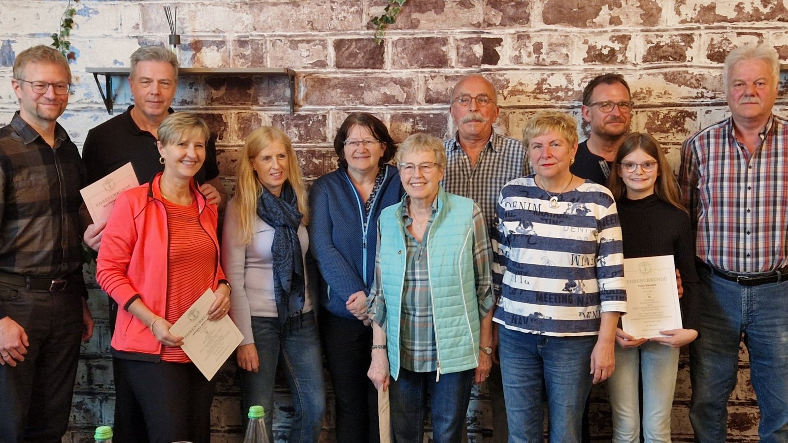Ehrungen beim TSV Hochdorf (von links): Der Vorsitzende Martin Mayer mit Matthias und Angela Müller, Ina Schönfelder, Ana Schneider, Sabine Geiger, Klaus Oßwald, Hildegard Mack, Karl-Heinz und Yara Kramer und Herbert Schuh. Foto: p Ehrungen beim TSV Hochdorf (von links): Der Vorsitzende Martin Mayer mit Matthias und Angela Müller, Ina Schönfelder, Ana Schneider, Sabine Geiger, Klaus Oßwald, Hildegard Mack, Karl-Heinz und Yara Kramer und Herbert Schuh. Foto: p