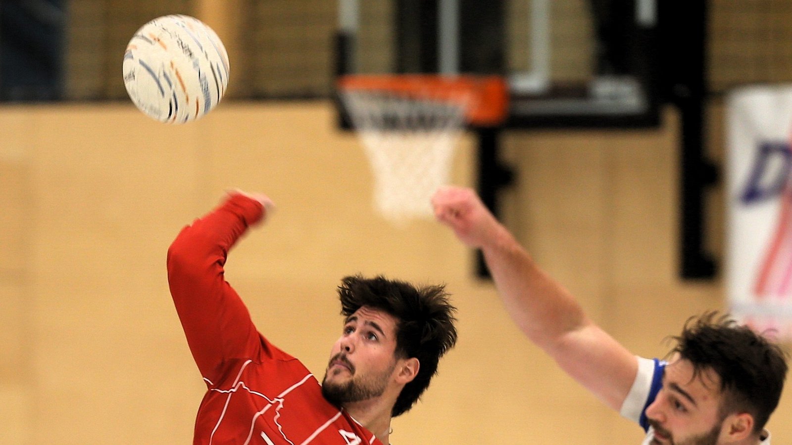 Michael Knodel (links) kann auch gegen Marcel Stoklasa Durchschlagskraft entwickeln, doch am Ende unterliegt der TVV mit 1:5.  Foto: Küppers