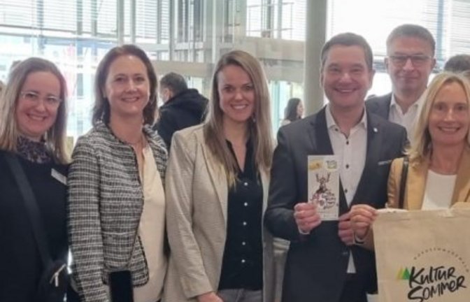 Tourismusmesse CMT Stuttgart Verband Region Nordschwarzwald v.l. hinten Oliver Reitz, Wirtschaft und Stadtmarketing Pforzheim, Hansjörg Mair, Schwarzwald Tourismusgesellschaft, vorne von links Bettina Reitz-Lotz, Tanja Dahl-Zorn, Wirtschaft und Stadtmarketing Pforzheim, Michaela Mack. Tourismus Bad Wildbad, Sina Gehring Tourismus Bad Liebenzell, Verbandsvorsitzender Klaus Mack MdB, Leiterin Kulturregion Monika Schweickert, Verbandsdirektor Sascha Klein, vom Regionalverband Nordschwarzwald Foto: p