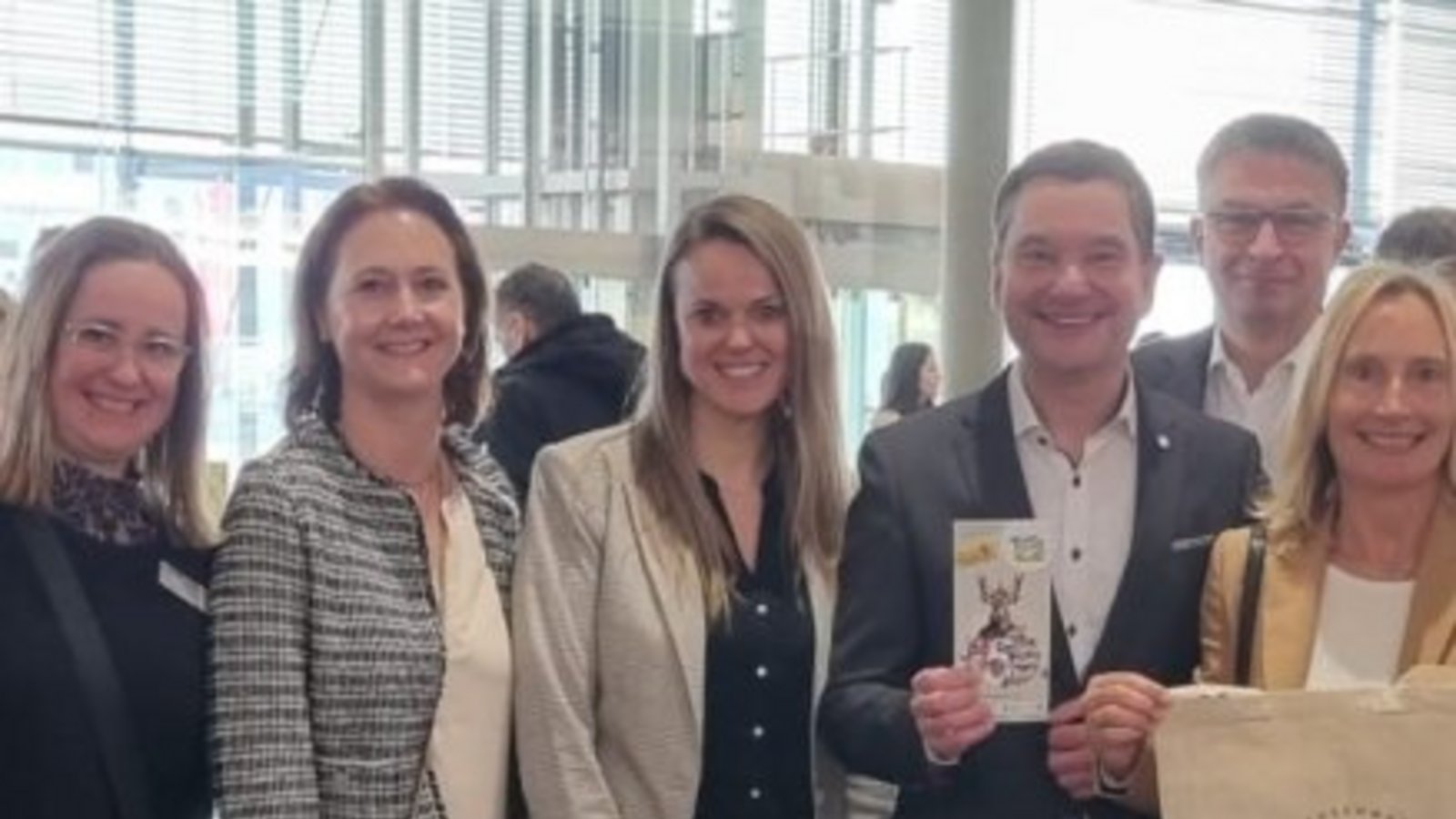 Tourismusmesse CMT Stuttgart Verband Region Nordschwarzwald v.l. hinten Oliver Reitz, Wirtschaft und Stadtmarketing Pforzheim, Hansjörg Mair, Schwarzwald Tourismusgesellschaft, vorne von links Bettina Reitz-Lotz, Tanja Dahl-Zorn, Wirtschaft und Stadtmarketing Pforzheim, Michaela Mack. Tourismus Bad Wildbad, Sina Gehring Tourismus Bad Liebenzell, Verbandsvorsitzender Klaus Mack MdB, Leiterin Kulturregion Monika Schweickert, Verbandsdirektor Sascha Klein, vom Regionalverband Nordschwarzwald Foto: p