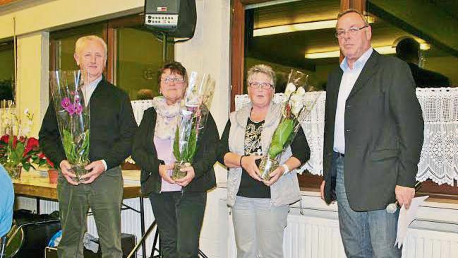 Fritz Bayha (rechts), Vorsitzender des OGV Oberriexingen, ehrte die Preisträger des Blumenschmuckwettbewerbs. Foto: p Fritz Bayha (rechts), Vorsitzender des OGV Oberriexingen, ehrte die Preisträger des Blumenschmuckwettbewerbs. Foto: p