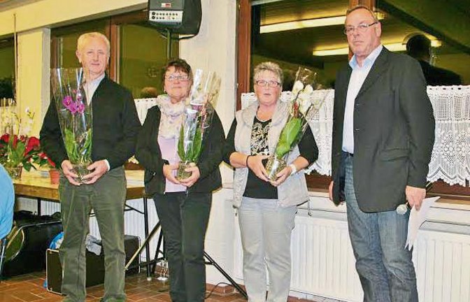Fritz Bayha (rechts), Vorsitzender des OGV Oberriexingen, ehrte die Preisträger des Blumenschmuckwettbewerbs.  Foto: p