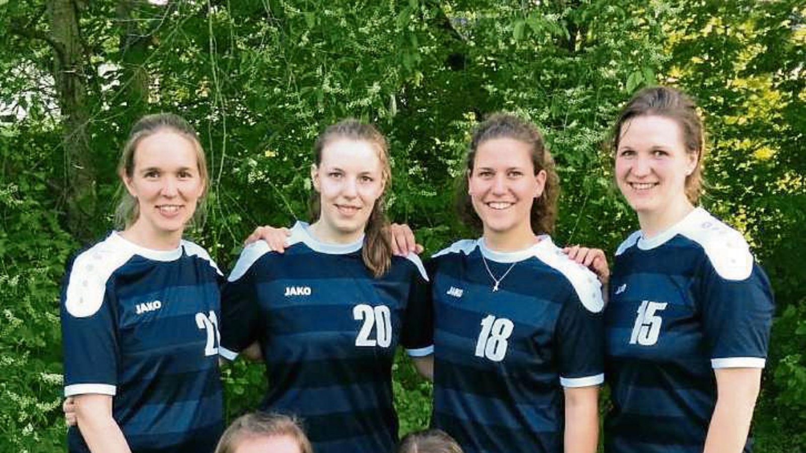 Sicherten sich bei der Indiaca-DM Bronze: die Frauen des TSV Enzweihingen mit (stehend von links) Susanne Kothmann, Caroline Knoll, Iris Barbunopulos und Angelika Bouillon sowie (kniend von links) Kristin Sparmann und Liane Abel  Foto: privat Sicherten sich bei der Indiaca-DM Bronze: die Frauen des TSV Enzweihingen mit (stehend von links) Susanne Kothmann, Caroline Knoll, Iris Barbunopulos und Angelika Bouillon sowie (kniend von links) Kristin Sparmann und Liane Abel  Foto: privat