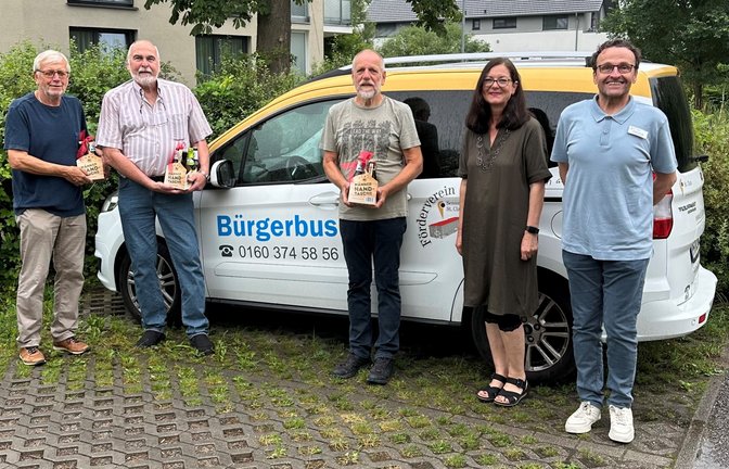 Angela Adam dankt Jürgen Bauer, Stefan Dagenbach, Heiner Burkhardt und Thomas Schopp (von links) für ihre Hilfsbereitschaft zugunsten der Kinder.  <span class='image-autor'>Foto: p</span>
