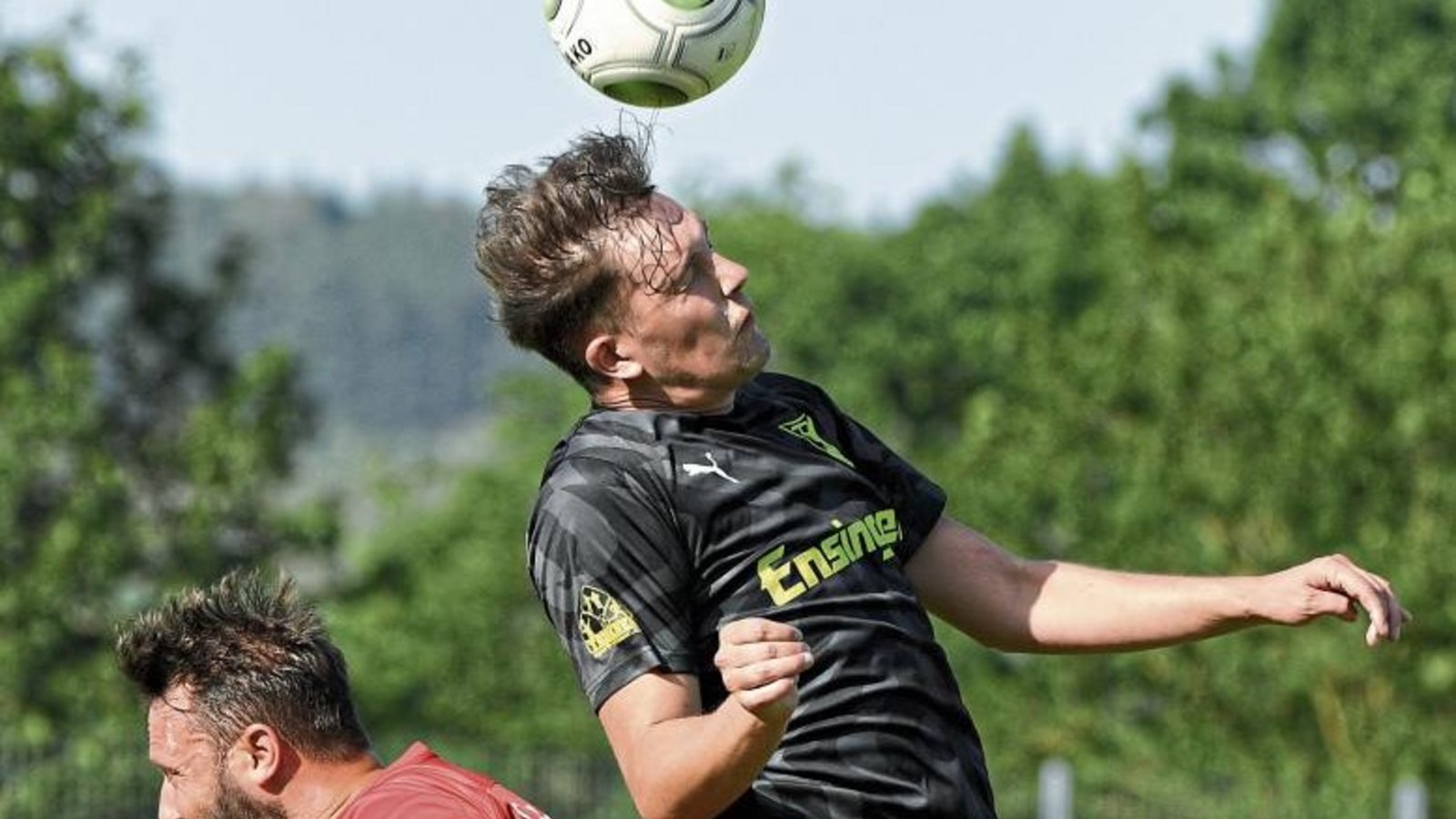 Marvin Till (rechts) klärt vor Horrheims Markus Bäuerle per Kopf. Der Ensinger und seine Mannschaftskameraden ließen praktisch keine Chance des SVH zu. Foto: Leitner