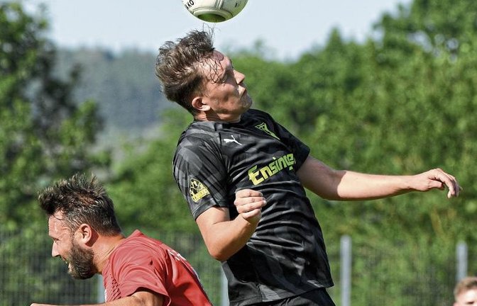 Marvin Till (rechts) klärt vor Horrheims Markus Bäuerle per Kopf. Der Ensinger und seine Mannschaftskameraden ließen praktisch keine Chance des SVH zu. Foto: Leitner