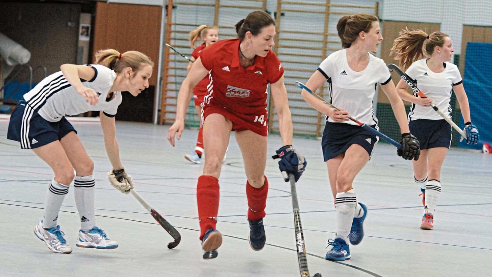 Mit mehr als 40 Jahren hat Melanie Senghaas (Mitte) ihre Torpremiere in der höchsten deutschen Spielklasse in der Halle, der Bundesliga, gefeiert. Foto: Archiv/privat
