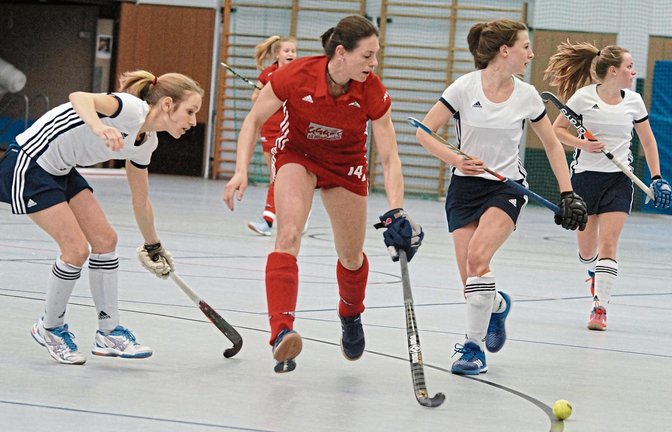 Mit mehr als 40 Jahren hat Melanie Senghaas (Mitte) ihre Torpremiere in der höchsten deutschen Spielklasse in der Halle, der Bundesliga, gefeiert. Foto: Archiv/privat
