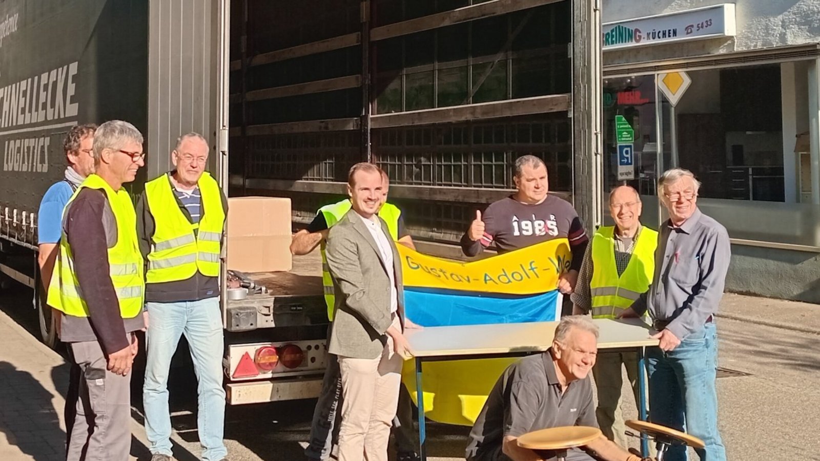 Oberriexingens Bürgermeister Ron Keller (Mitte mit Jackett) hat GAW-Helfern Ende Oktober nicht mehr benötigtes Schulmobiliar zur Verfügung gestellt. Foto: p Oberriexingens Bürgermeister Ron Keller (Mitte mit Jackett) hat GAW-Helfern Ende Oktober nicht mehr benötigtes Schulmobiliar zur Verfügung gestellt. Foto: p
