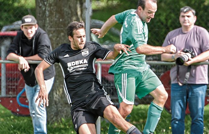 Gegen Besigheim wird wichtig sein, dass die Kleinglattbacher mit Niklas Götz (links) die SpVgg-Offensive schon im Mittelfeld abfangen. Foto: Leitner