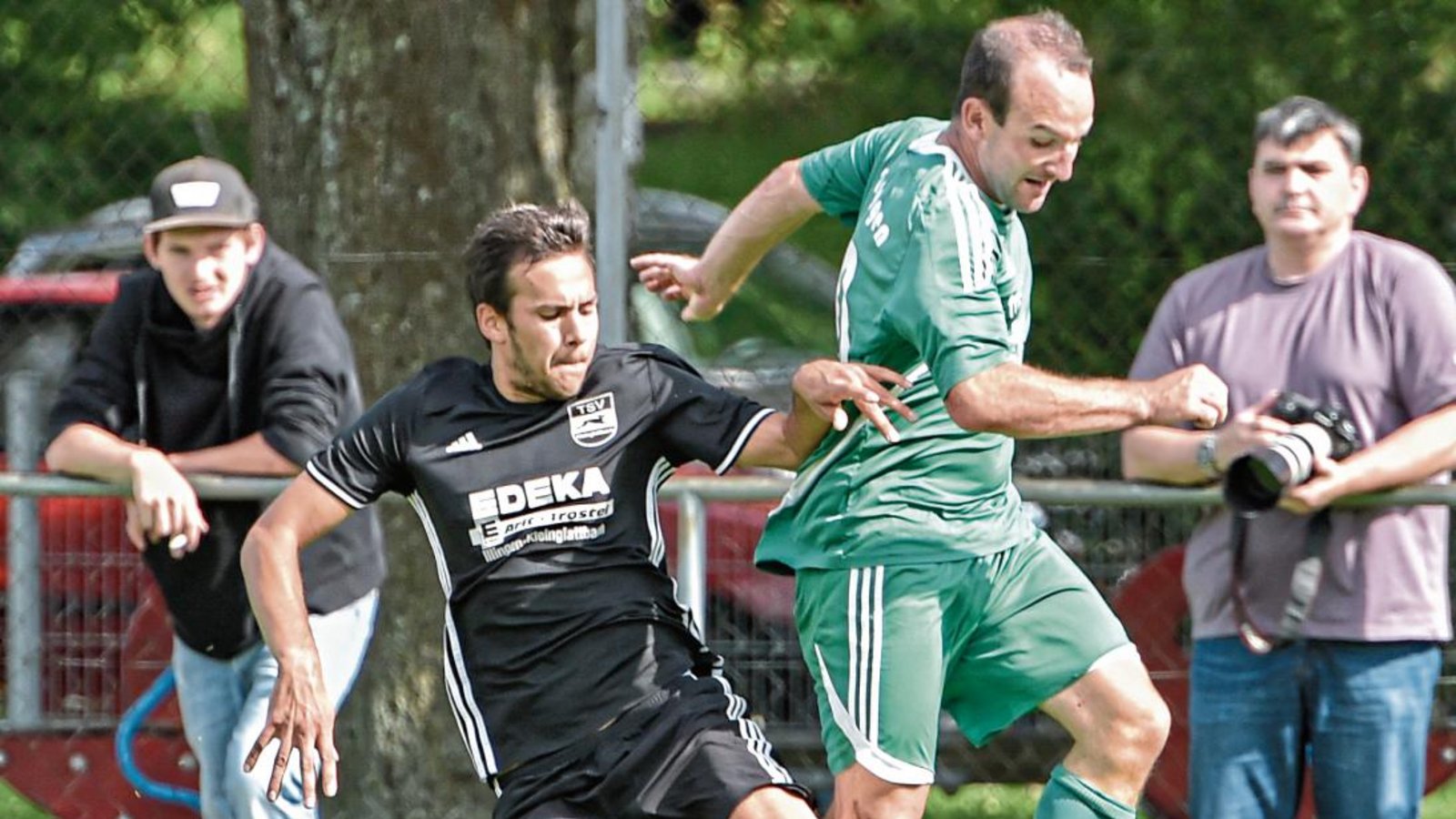 Gegen Besigheim wird wichtig sein, dass die Kleinglattbacher mit Niklas Götz (links) die SpVgg-Offensive schon im Mittelfeld abfangen. Foto: Leitner Gegen Besigheim wird wichtig sein, dass die Kleinglattbacher mit Niklas Götz (links) die SpVgg-Offensive schon im Mittelfeld abfangen. Foto: Leitner