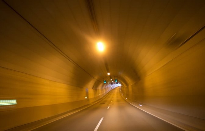 Beim mautpflichtigen Herrentunnel in Lübeck streckten private Investoren rund 161 Millionen Euro vor. Über die Benutzungsgebühr sollte die Summe zurückgezahlt werden. Der Haken: Es gibt kostenlose Umfahrungsmöglichkeiten.<span class='image-autor'>Christian Charisius/picture alliance/dpa</span>