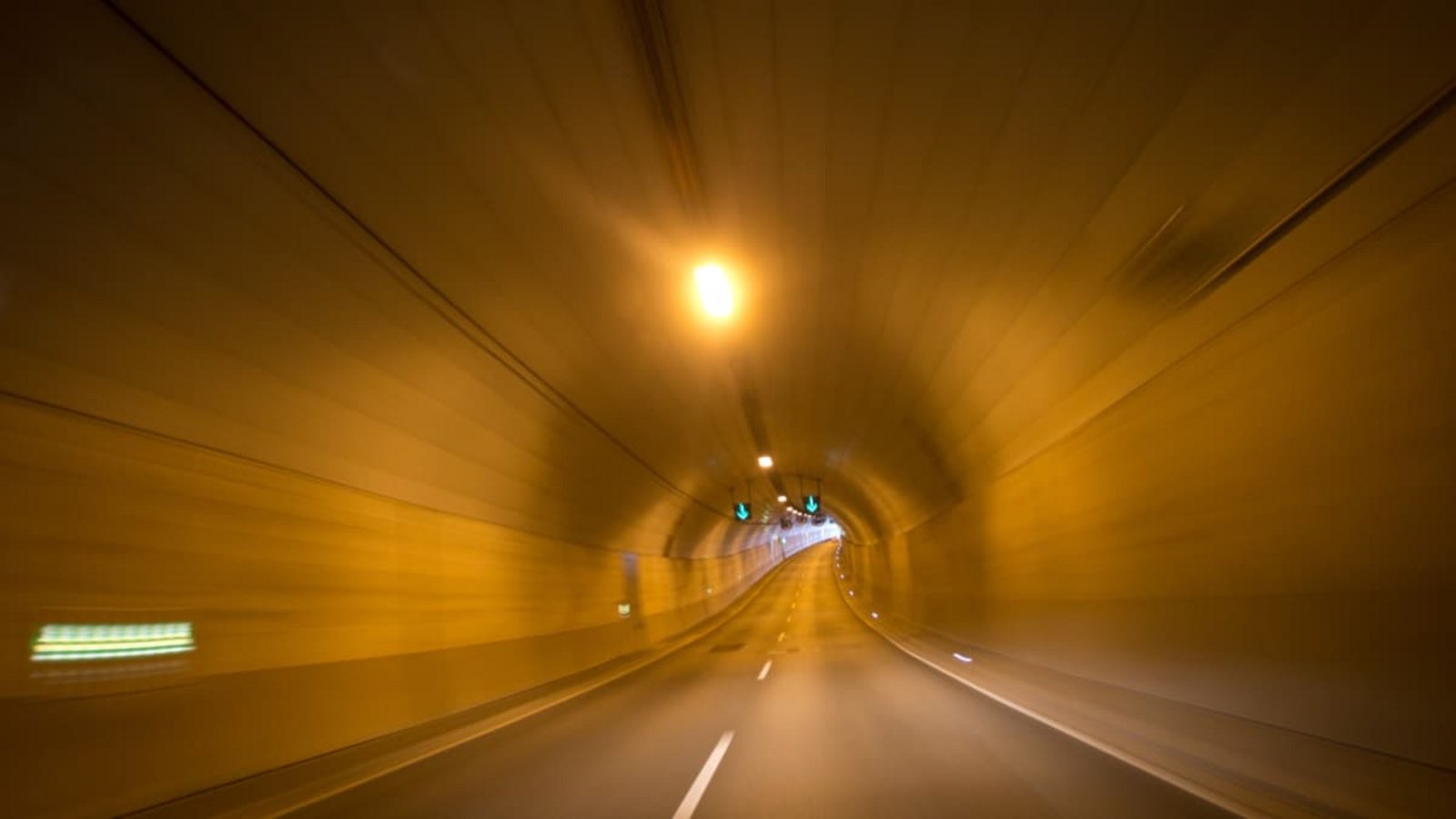 Beim mautpflichtigen Herrentunnel in Lübeck streckten private Investoren rund 161 Millionen Euro vor. Über die Benutzungsgebühr sollte die Summe zurückgezahlt werden. Der Haken: Es gibt kostenlose Umfahrungsmöglichkeiten.Christian Charisius/picture alliance/dpa Beim mautpflichtigen Herrentunnel in Lübeck streckten private Investoren rund 161 Millionen Euro vor. Über die Benutzungsgebühr sollte die Summe zurückgezahlt werden. Der Haken: Es gibt kostenlose Umfahrungsmöglichkeiten.Christian Charisius/picture alliance/dpa