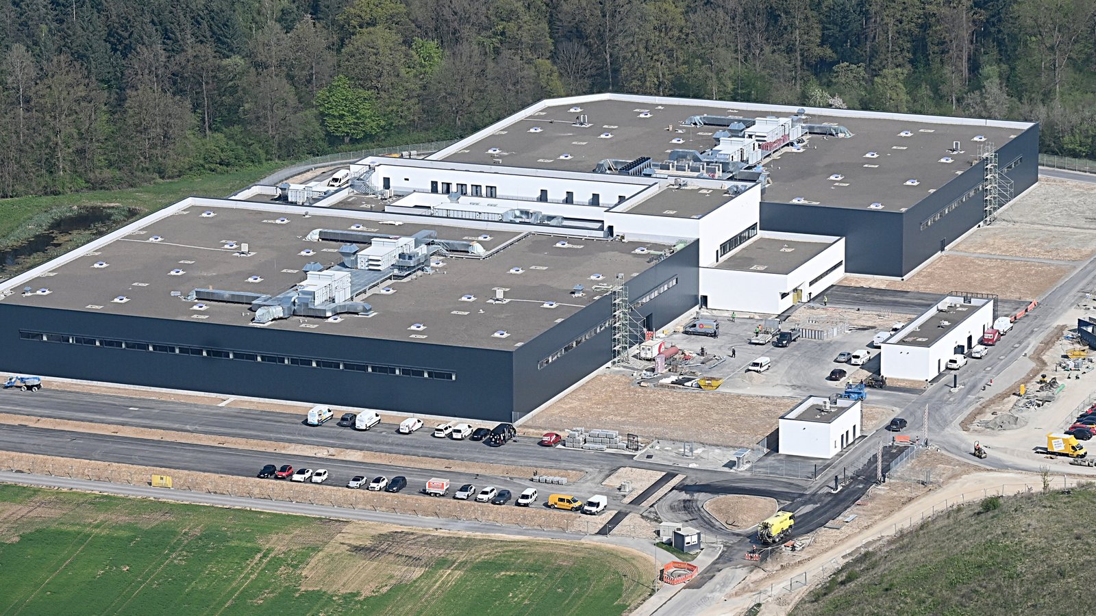 Die beiden neuen Produktionshallen werden auf je 8000 Quadratmetern den Karosseriebau und die Montage beherbergen. Foto: Kuhnle Die beiden neuen Produktionshallen werden auf je 8000 Quadratmetern den Karosseriebau und die Montage beherbergen. Foto: Kuhnle