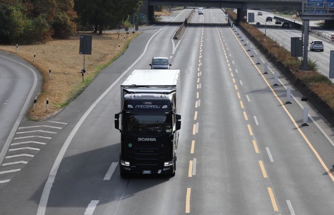 Das Sonntagsfahrverbot für Lkw wird in Baden-Württemberg bis Ende September gelockert. (Symbolbild)<span class='image-autor'>Sascha Thelen/dpa</span>
